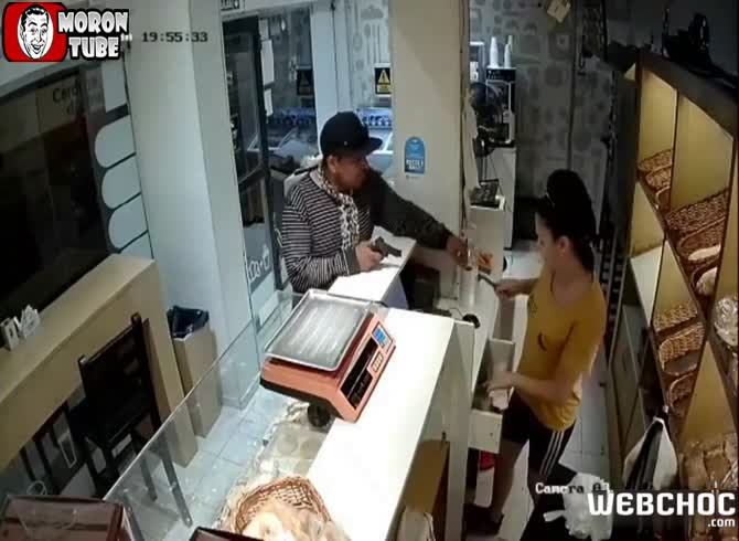 Video :He is wounded multiple times while robbing a bakery (Warning - frightening)